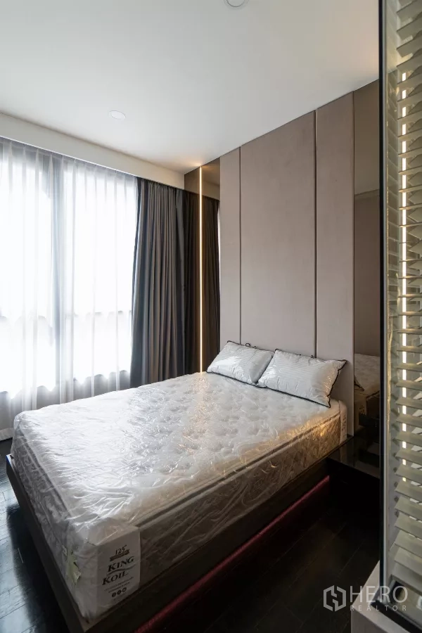 คอนโด ให้เช่าในWatthana, Bangkok - ห้องนอนอบอุ่นพร้อมหน้าต่างบานใหญ่ ผ้าม่านทึบ และหัวเตียงบิวท์อิน