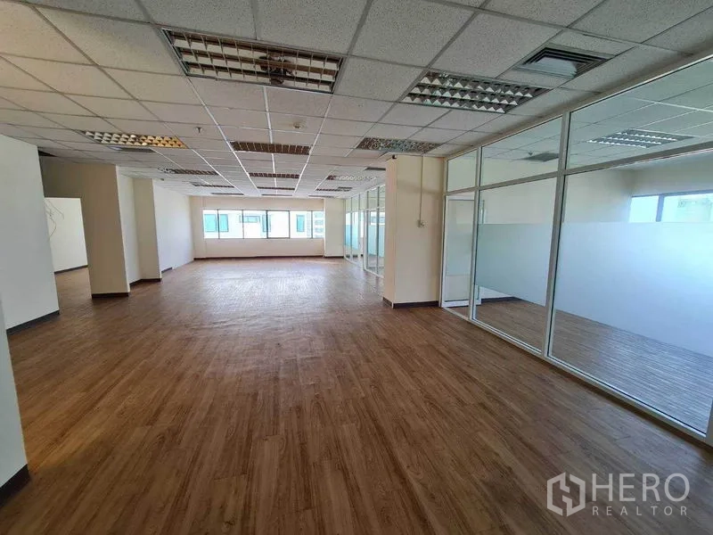 办公空间 出租在Watthana, Bangkok - 宽阔办公区，两端采光，右侧为整排玻璃隔间