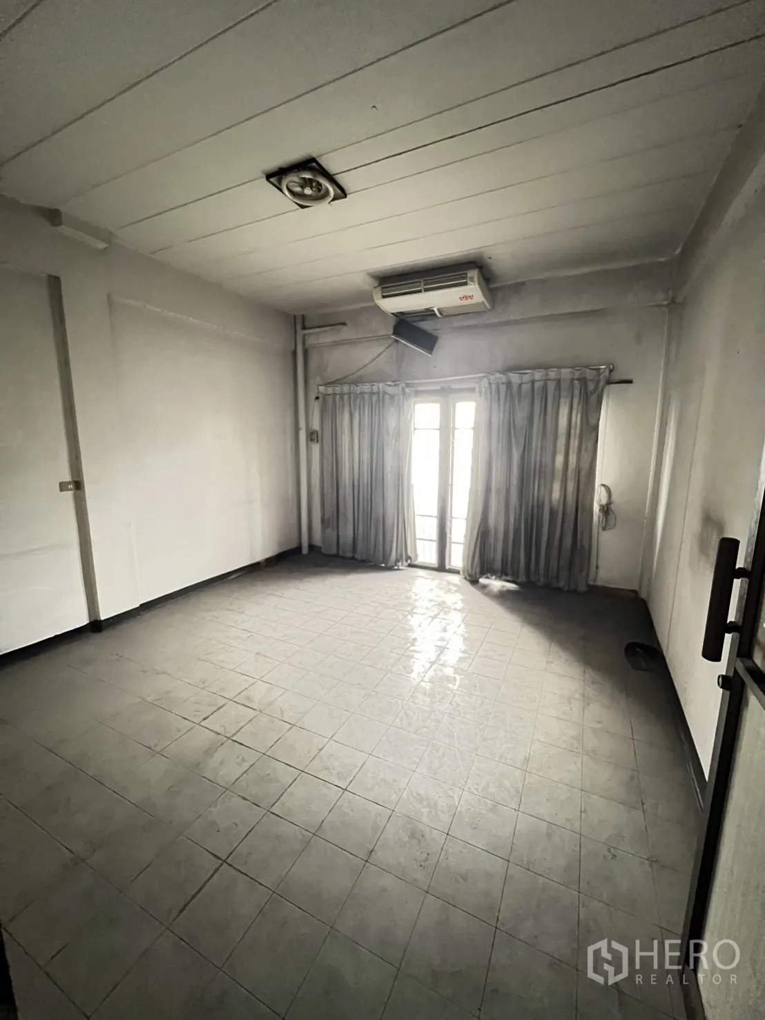 อาคารพาณิชย์ ให้เช่าในWatthana, Bangkok - ห้องชั้นบนปูกระเบื้อง มีเครื่องปรับอากาศและประตูกระจกออกระเบียงพร้อมผ้าม่าน