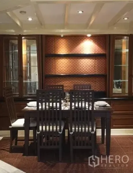 Condominium for rent in Watthana, Bangkok - Formal dining area with six-seat table and illuminated glass display cabinets