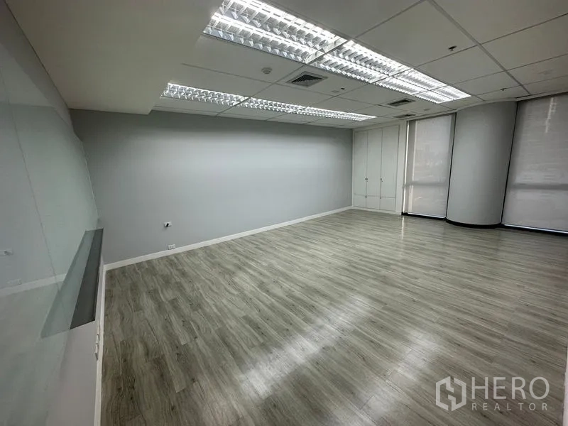 办公空间 出租 - 采光良好的办公间，浅灰地板，卷帘，内置衣柜与LED嵌灯。