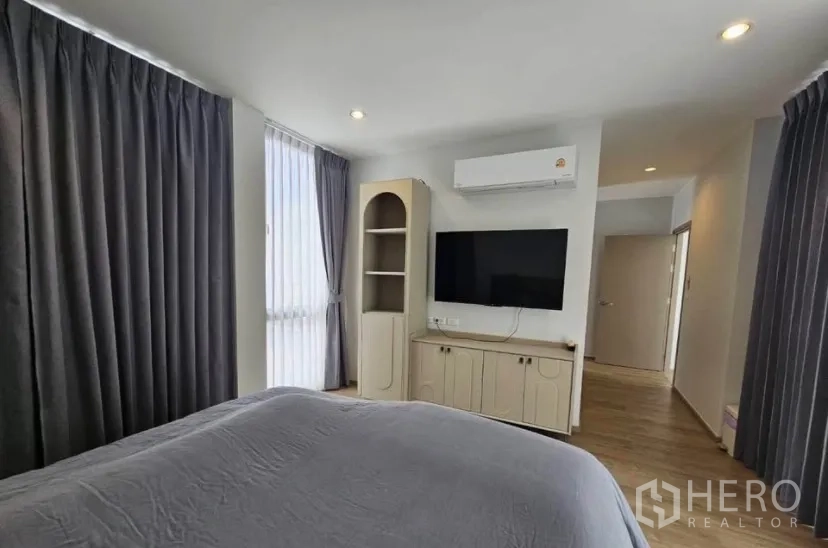 Detached House for rent or sale in Lat Krabang, Bangkok - Bedroom with wall‑mounted TV, built‑in cabinet and air conditioning