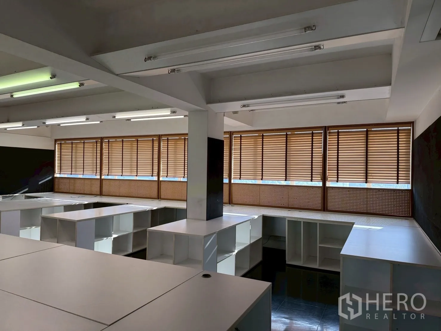 ออฟฟิศ for rent in Huai Khwang, Bangkok - พื้นที่สำนักงานกว้าง มีไอส์แลนด์ทำงานหลายจุด และหน้าต่างบานยาวติดมู่ลี่ไม้