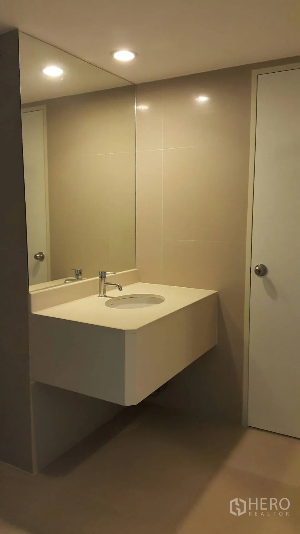 คอนโด ให้เช่าในWatthana, Bangkok - ห้องน้ำสไตล์โมเดิร์น กระจกบานใหญ่และอ่างล้างหน้าลอย