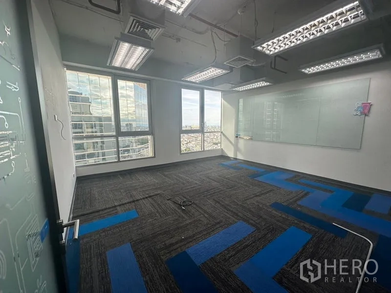办公空间 出租在Bang Rak, Bangkok - 私人办公室，大窗与白板墙，俯瞰天际线。