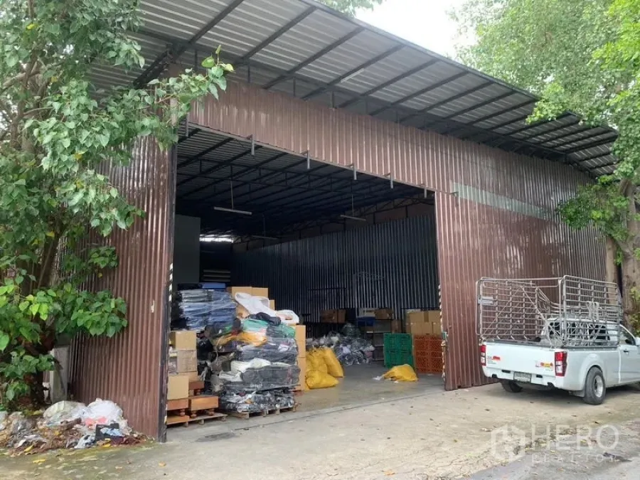 货栈 出租在Bang Kapi, Bangkok - 高挑屋顶仓库正面，入口开阔，卡车进出空间充足。