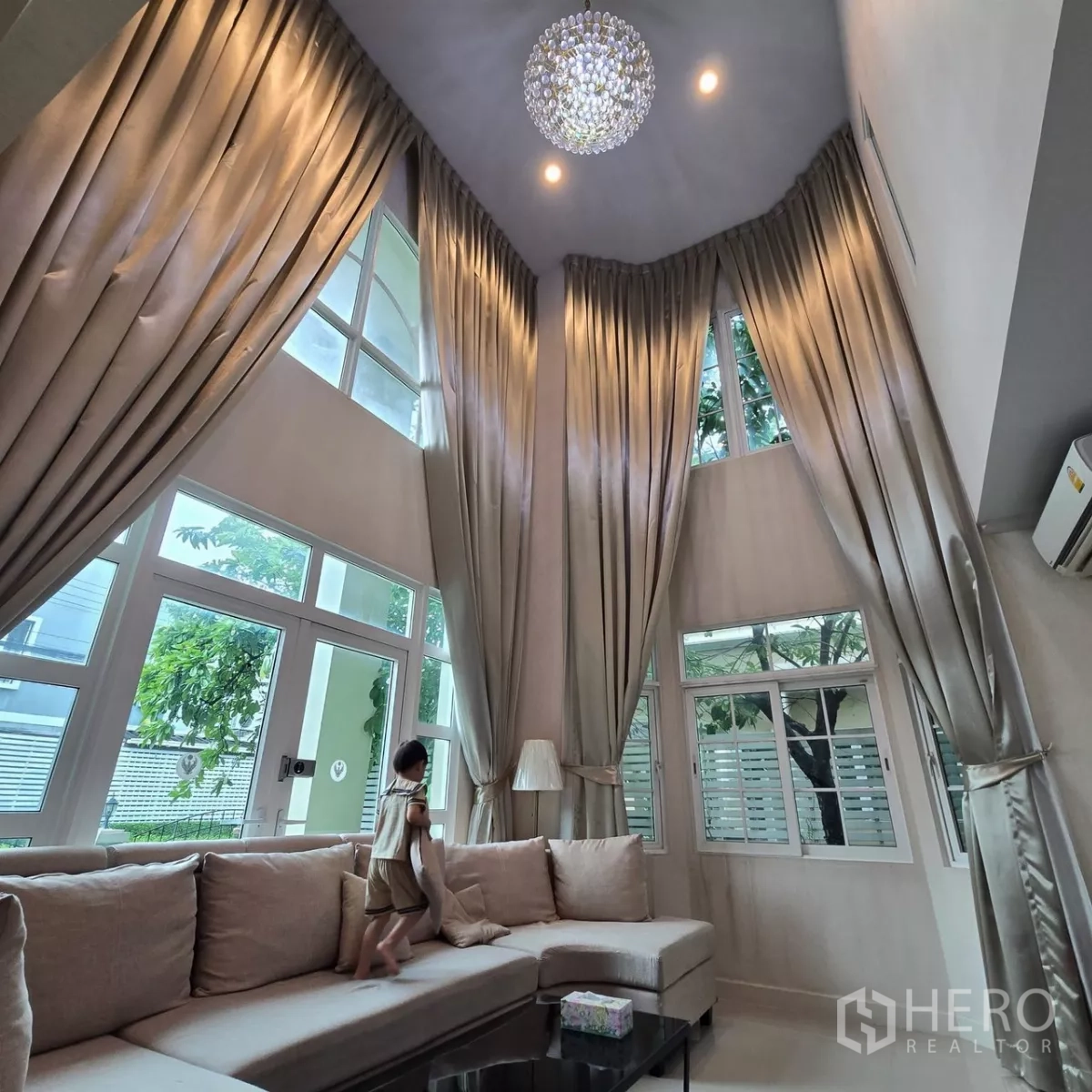 Detached House for rent in Mueang Pathum Thani, Pathum Thani - Crystal chandelier and dramatic drapes at the soaring ceiling corner.