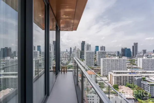 公寓 出租在Watthana, Bangkok - 带玻璃护栏的长阳台，俯瞰曼谷天际线。