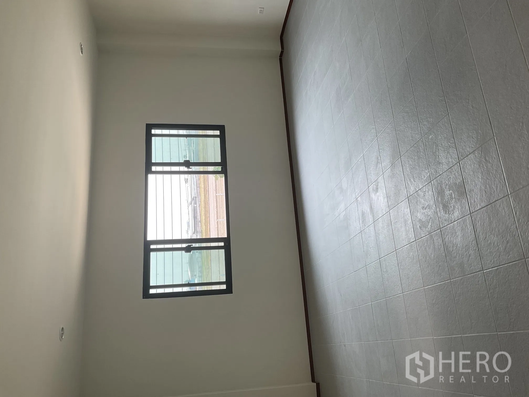 Warehouse for rent in Lat Lum Kaeo, Pathum Thani - Tiled office space with a sliding window bringing in natural light.