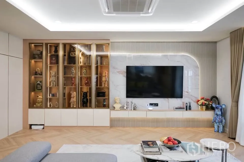 บ้านเดี่ยว for sale in Bang Phli, Samut Prakan - ห้องนั่งเล่นผนังทีวีลายหินอ่อนและตู้โชว์สูงมีแสงไฟ.