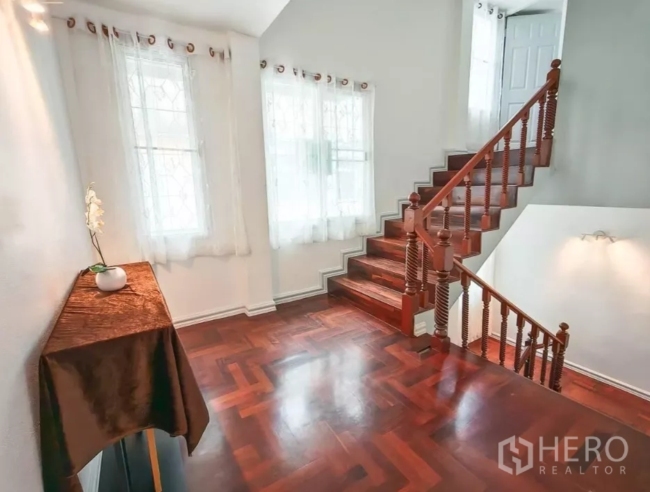 Detached House for rent in Yan Nawa, Bangkok - Wooden staircase and windowed landing filled with natural light.