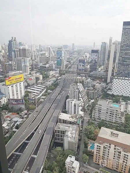 公寓 出租在Pathum Wan, Bangkok - 高楼城市景观，俯瞰高架公路与摩天大楼。