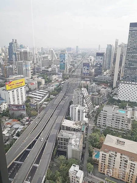 公寓 出租在Pathum Wan, Bangkok - 高楼城市景观，俯瞰高架公路与摩天大楼。