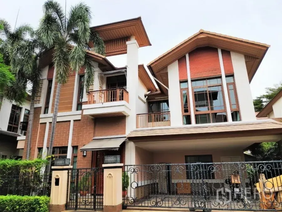 บ้าน ให้เช่าในWatthana, Bangkok - บ้านเดี่ยวร่วมสมัย 3 ชั้น เขตวัฒนา หลังคาทรงจั่ว มีระเบียง ทางเข้าแบบรั้วเหล็ก และที่จอดรถ ท่ามกลางต้นปาล์ม