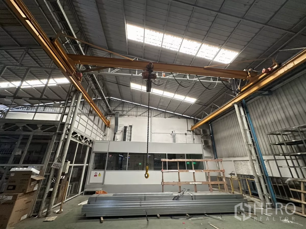 Warehouse for rent in Yan Nawa, Bangkok - Dual crane beams and an enclosed control room inside the warehouse.