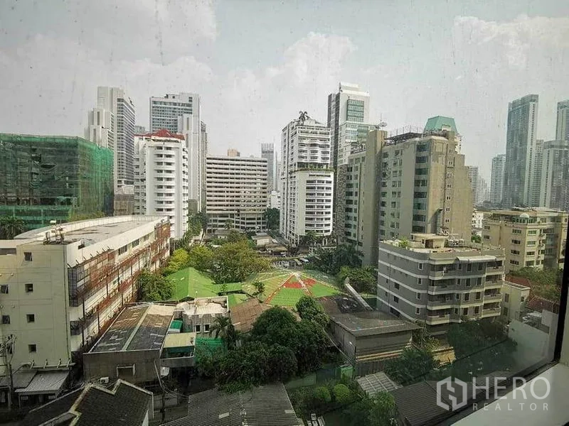 Condominium for rent in Khlong Toei, Bangkok - City view overlooking mid-rise buildings and greenery in the Asok Sukhumvit area.