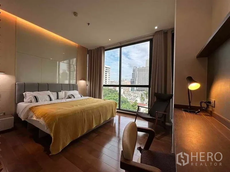 公寓 出租在Khlong Toei, Bangkok - 主卧落地窗采光充足，设工作桌，城市景观开阔。
