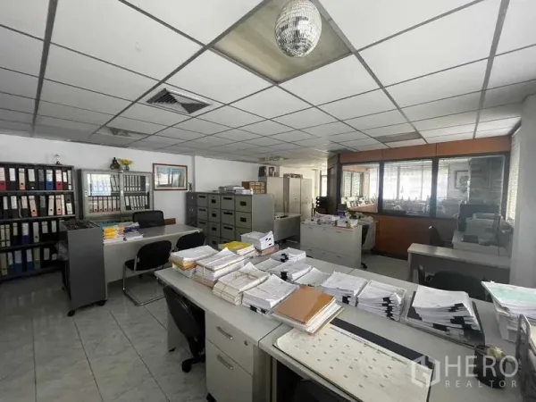 店屋 出租在Phaya Thai, Bangkok - 开放式办公室空间，摆放办公桌与档案柜，靠近BTS阿里站。