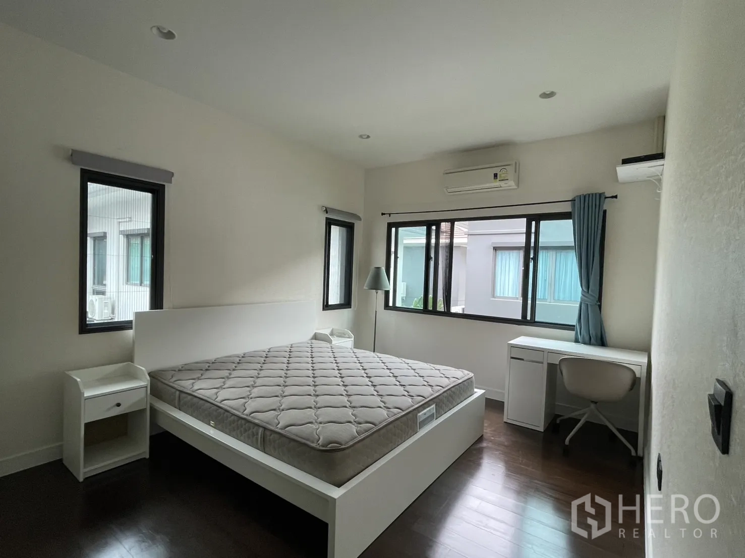 บ้าน ให้เช่าในBang Kapi, Bangkok - ห้องนอนสว่างมีเตียง โต๊ะทำงาน แอร์ และหน้าต่างหลายบาน