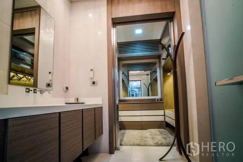 联排别墅 出租或出售在Watthana, Bangkok - 当代风浴室，双台盆，通向步入式衣帽间