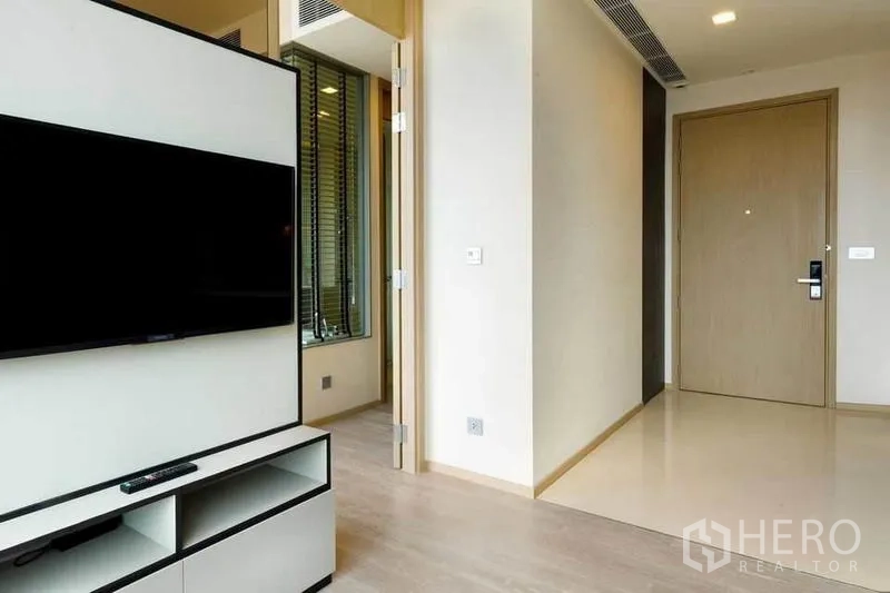 公寓 出租或出售在Watthana, Bangkok - 入口走廊带电视柜，通往起居空间与卧室。