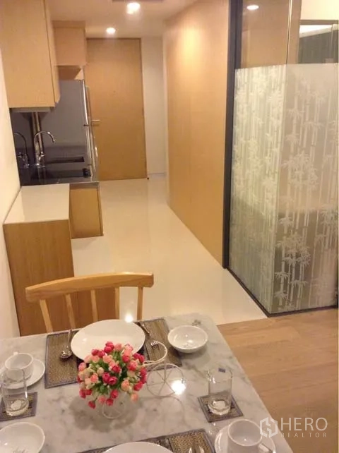 公寓 出租或出售在Watthana, Bangkok - 开放式厨房餐厅，玻璃隔断与暖色灯光