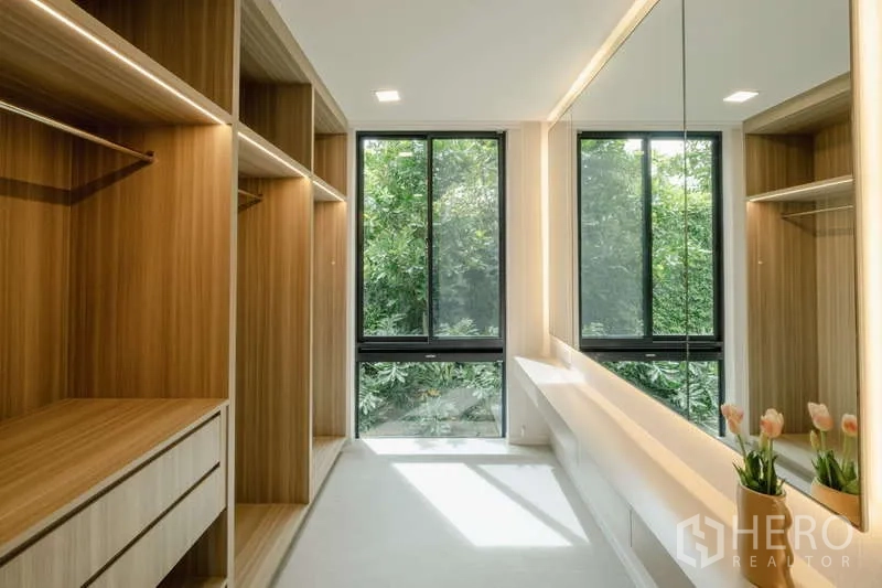 Detached House for rent in Saphan Sung, Bangkok - Walk-in closet featuring warm wood cabinetry, drawers, and natural light.