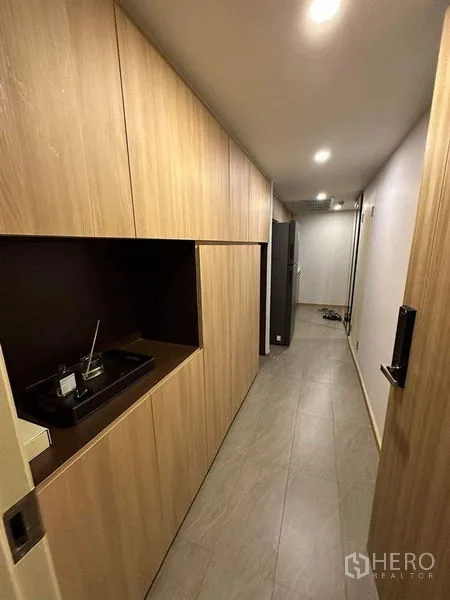 公寓 出租在Pathum Wan, Bangkok - 明亮走廊，内置木质柜与嵌灯