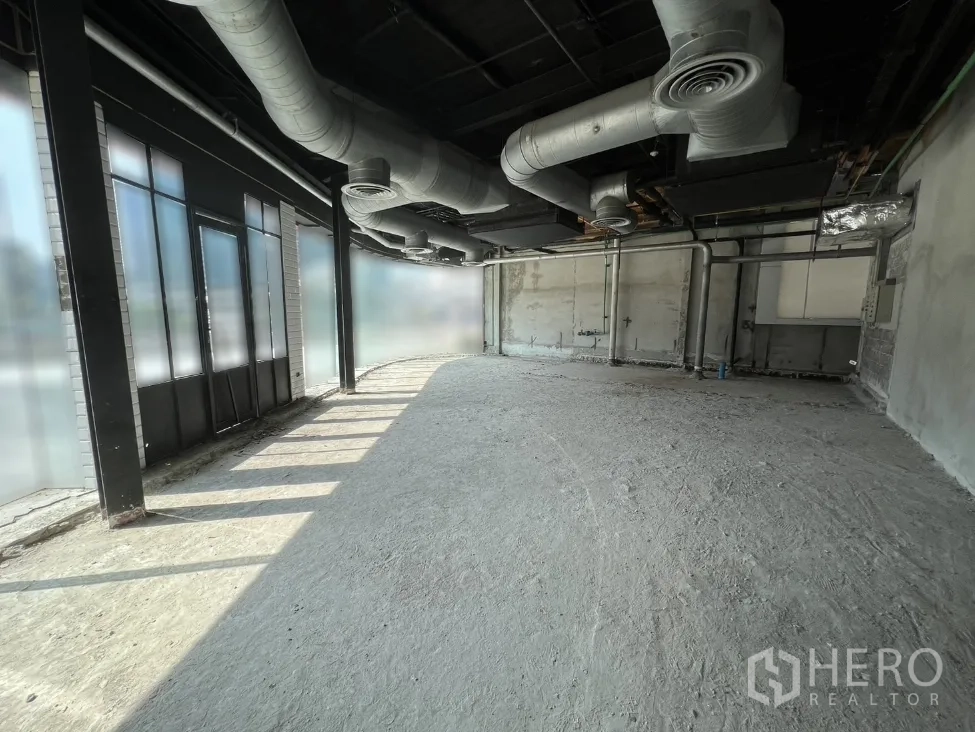 Retail Space for rent in Pathum Wan, Bangkok - Shell retail interior with floor-to-ceiling windows and exposed HVAC ductwork.
