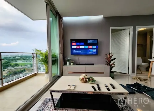 公寓 出租在Huai Khwang, Bangkok - 转角客厅连通大阳台，俯瞰泳池与城市景观，TC Green Rama 9。