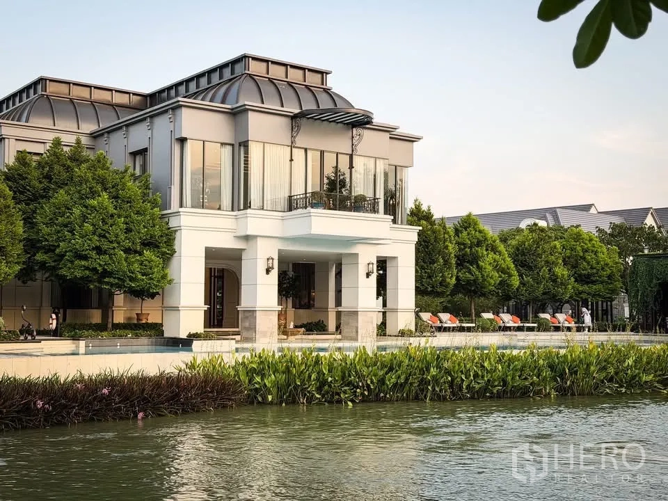 บ้านเดี่ยว for rent in Bang Khen, Bangkok - คลับเฮาส์ริมทะเลสาบ พร้อมสระว่ายน้ำกลางแจ้ง เตียงอาบแดด และต้นไม้ร่มรื่น.