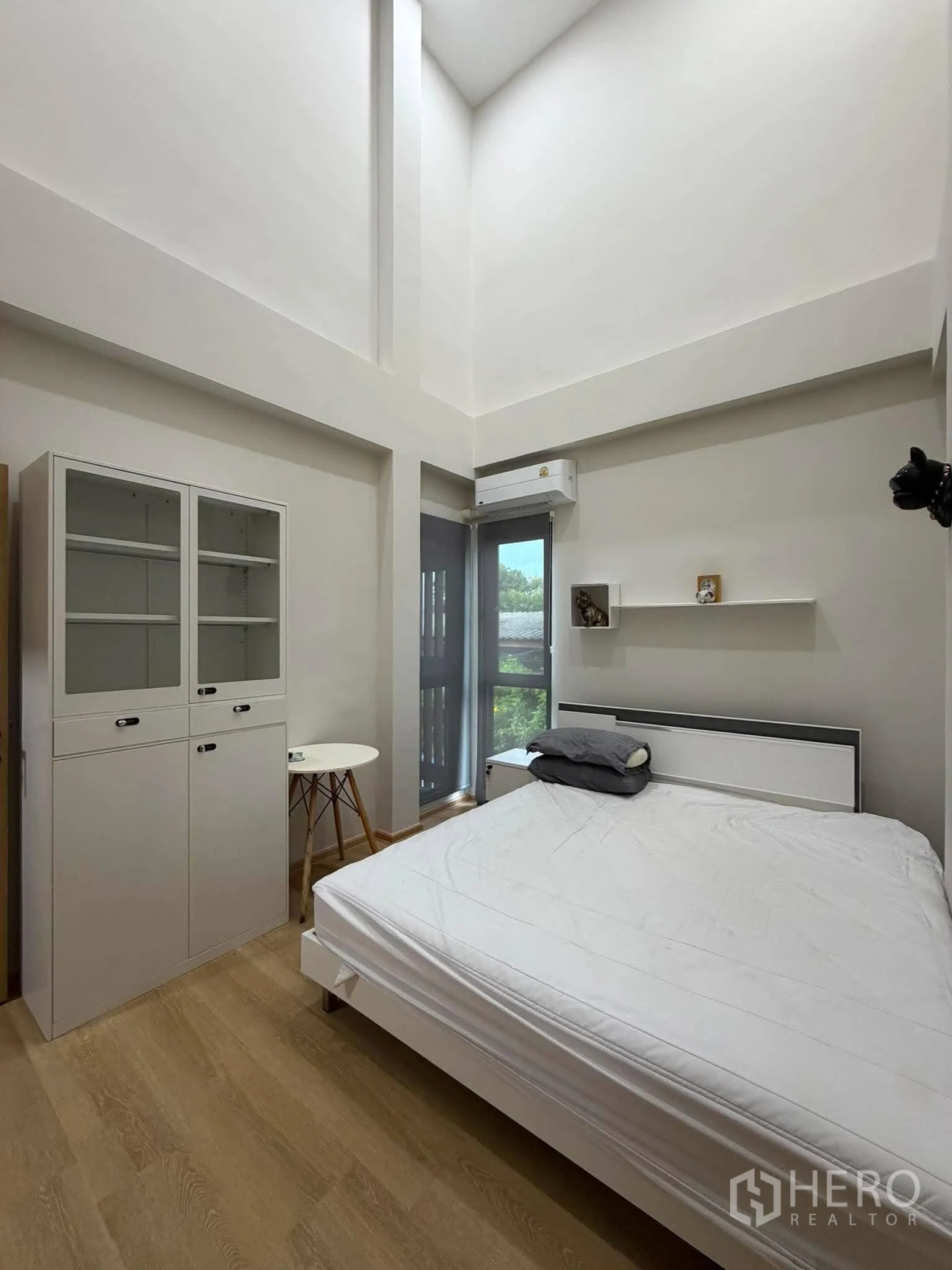 家庭办公室 for rent in Phra Khanong, Bangkok - 高挑卧室，配床、柜与通向阳台的推拉门。