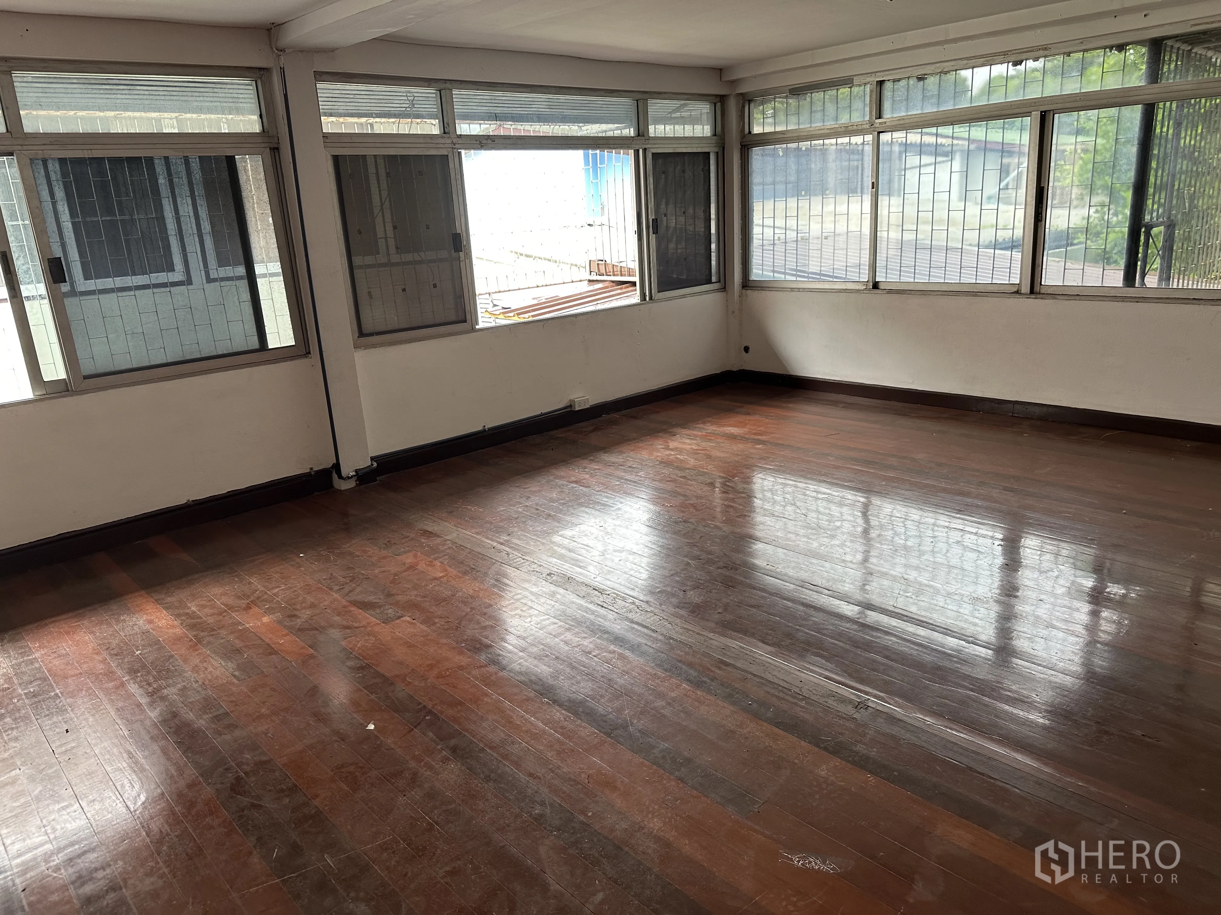 家庭办公室 for rent in Suan Luang, Bangkok - 转角大房间，抛光木地板与环窗采光。