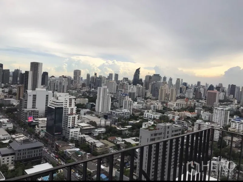 คอนโด ให้เช่าหรือขายในWatthana, Bangkok - วิวระเบียงชั้นสูง มองเห็นเส้นขอบฟ้าใจกลางกรุงเทพฯ