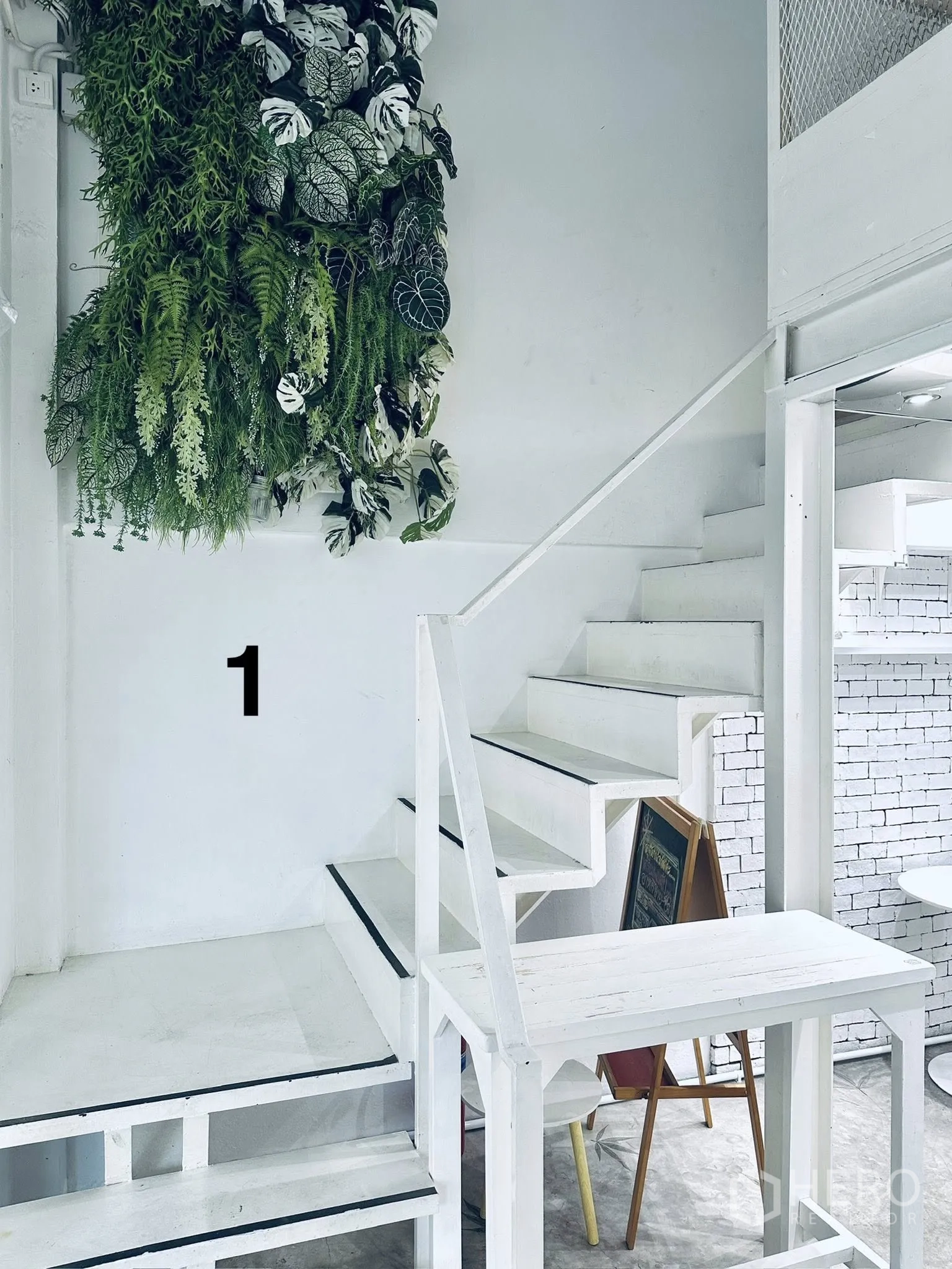ตึกแถว for rent in Watthana, Bangkok - บันไดสีขาวข้างผนังสวนแนวตั้ง เชื่อมต่อขึ้นสู่ชั้นบน
