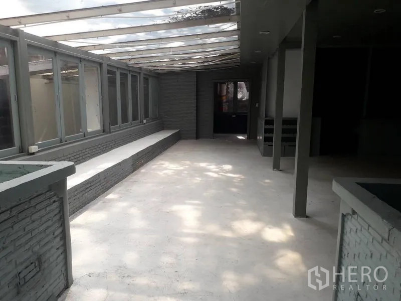 Detached House for rent in Watthana, Bangkok - Skylit corridor with clear roof panels and a long bench-style ledge.