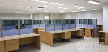 办公空间 出租或出售 - 宽敞的工作站区域，多张桌子与低矮玻璃隔断，近空堤地铁站。