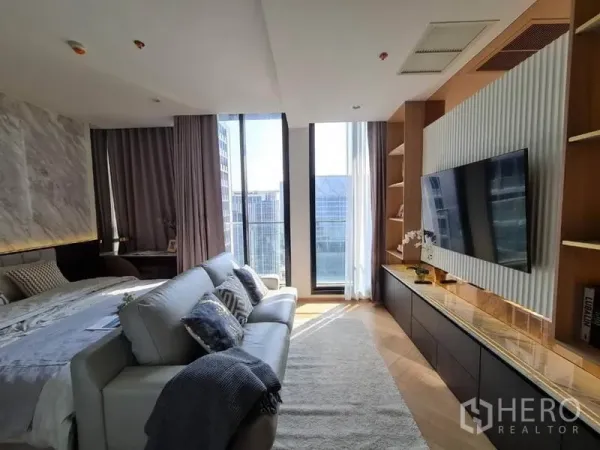 คอนโด ขายในPathum Wan, Bangkok - ห้องแบบเปิดโล่ง ประตูระเบียงและหน้าต่างสูง มองเห็นวิวเมืองกรุงเทพฯ
