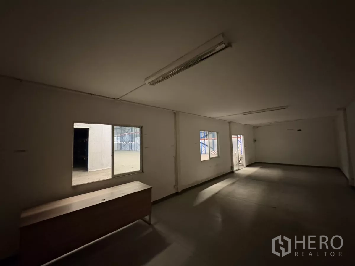 Warehouse for rent in Mueang Samut Prakan, Samut Prakan - Open-plan office space with fluorescent lighting and windows.