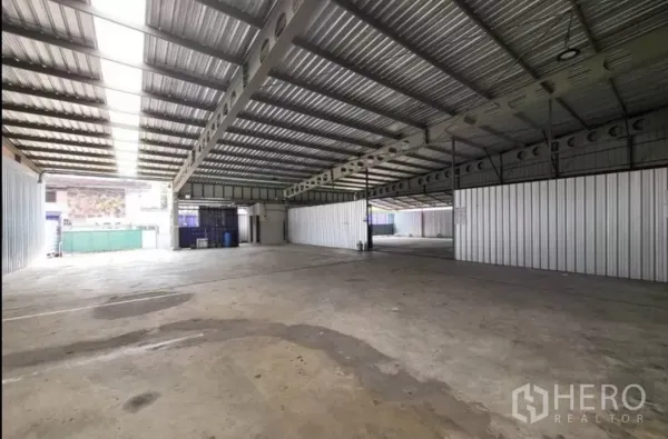 คลังสินค้า ให้เช่าในDin Daeng, Bangkok - ภายในโกดังเพดานสูง มีช่องแสง หลังคาเมทัลชีทและผนังเมทัลชีท