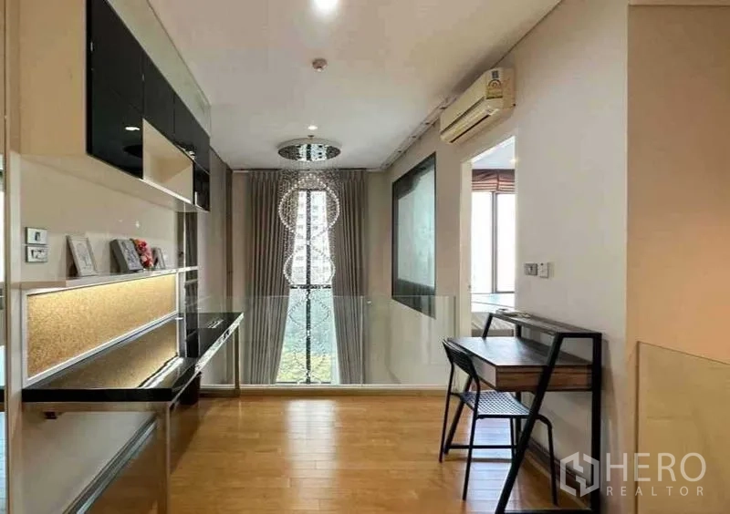 公寓 出租或出售在Ratchathewi, Bangkok - 夹层书房区，内置书桌与层架，俯瞰客厅。