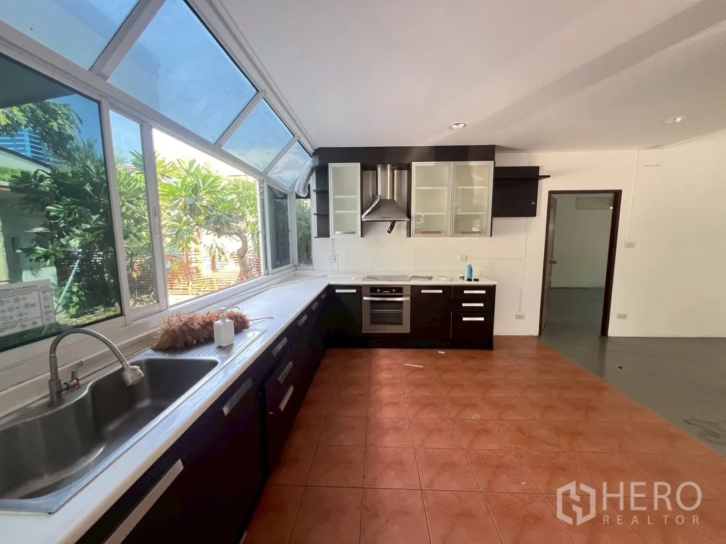 บ้านเดี่ยว for rent in Watthana, Bangkok - ห้องครัวเคาน์เตอร์ยาว ซิงก์ เตาอบ เครื่องดูดควัน และหน้าต่างบานใหญ่