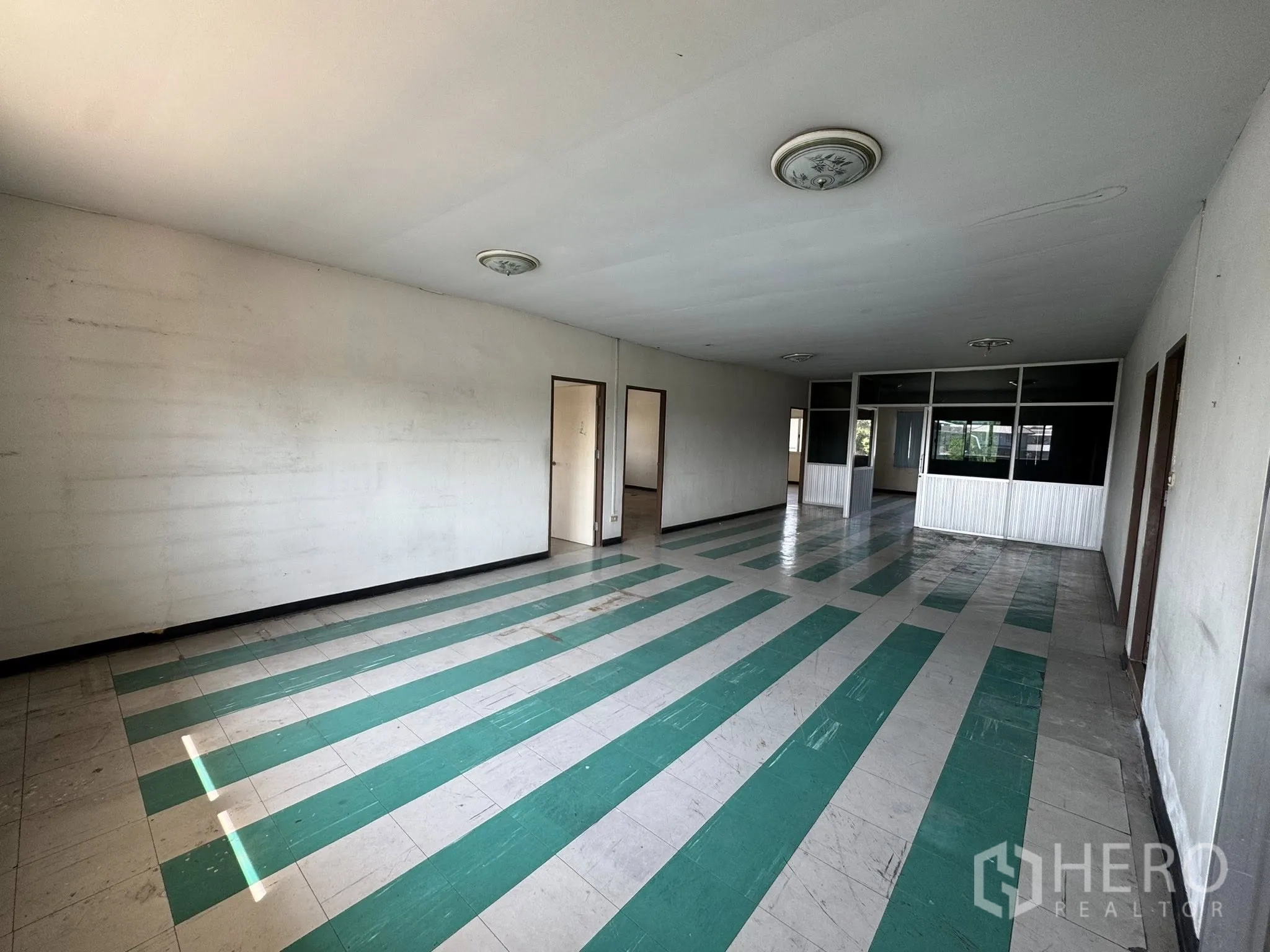 คลังสินค้า for rent in Mueang Samut Sakhon, Samut Sakhon - โถงสำนักงานยาว พื้นลายทางเขียวขาว กั้นห้องกระจก
