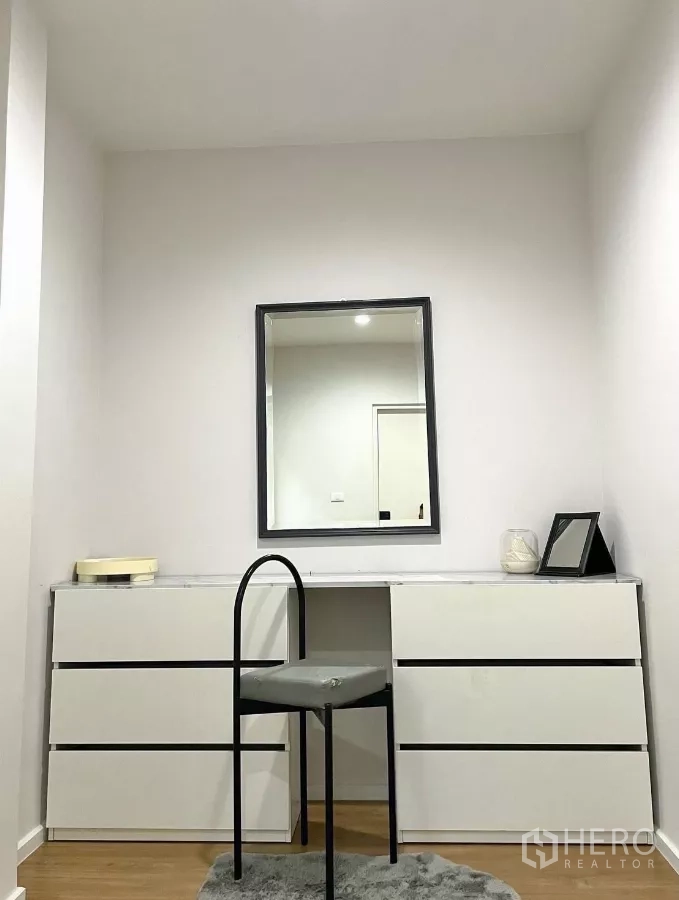 Detached House for rent in Saphan Sung, Bangkok - Dressing corner with vanity, mirror and high chair.