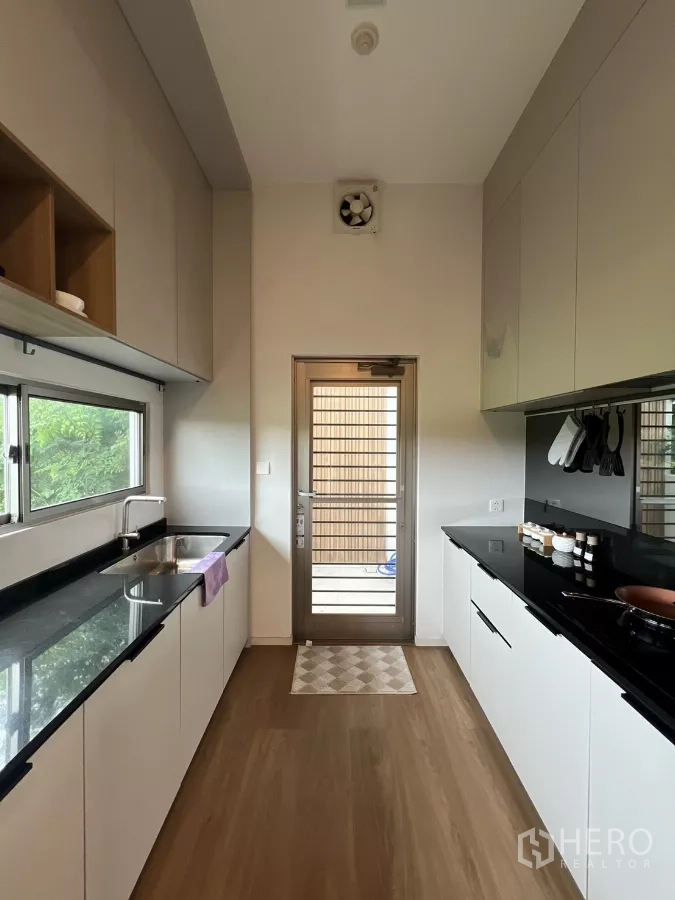 Detached House for rent in Saphan Sung, Bangkok - Separate Thai kitchen with dual counters and a back door.