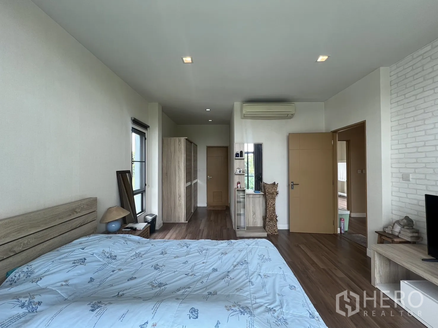 Detached House for rent in Bang Kapi, Bangkok - Master suite view to wardrobe and dresser with air-conditioning.