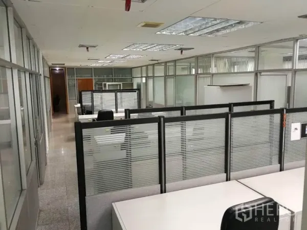 办公空间 出租在Bang Na, Bangkok - 开放式办公区，带隔断工位与玻璃隔间和顶灯