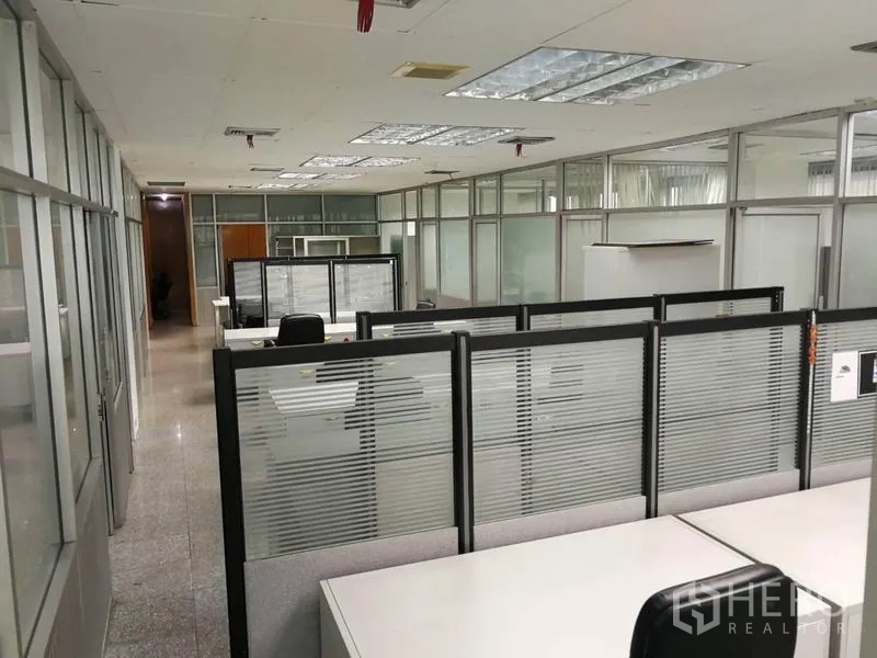 办公空间 出租在Bang Na, Bangkok - 开放式办公区，带隔断工位与玻璃隔间和顶灯