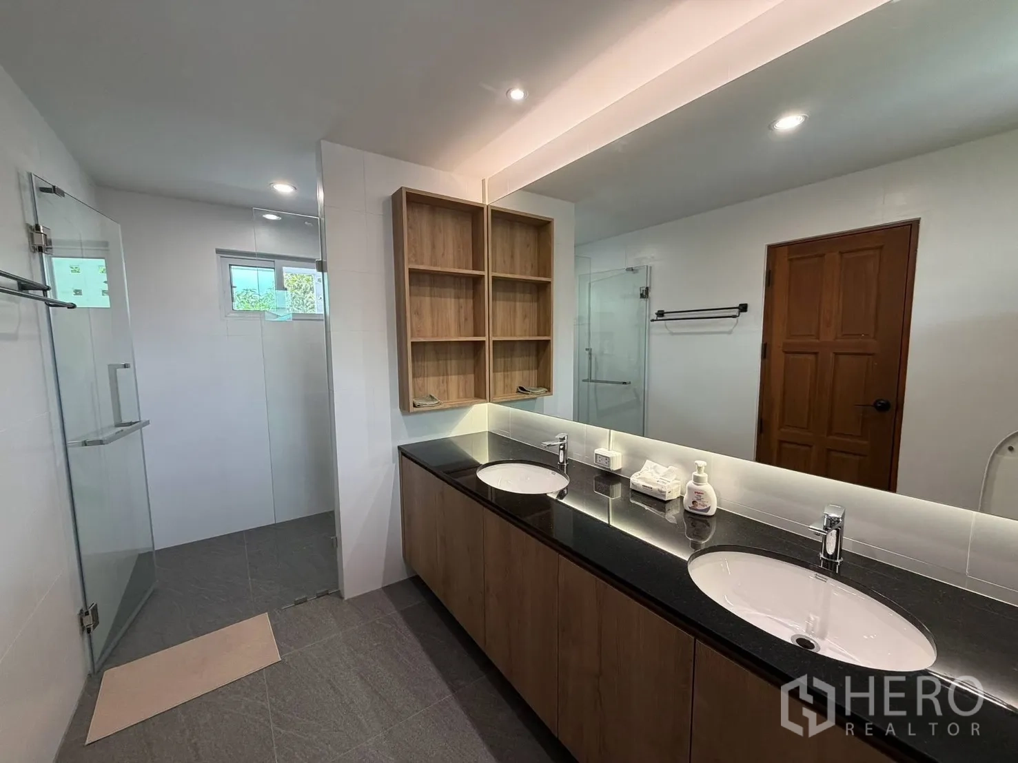 บ้านเดี่ยว for rent in Suan Luang, Bangkok - ห้องน้ำกว้างพร้อมอ่างล้างหน้าคู่และห้องอาบน้ำกระจกแยกส่วน