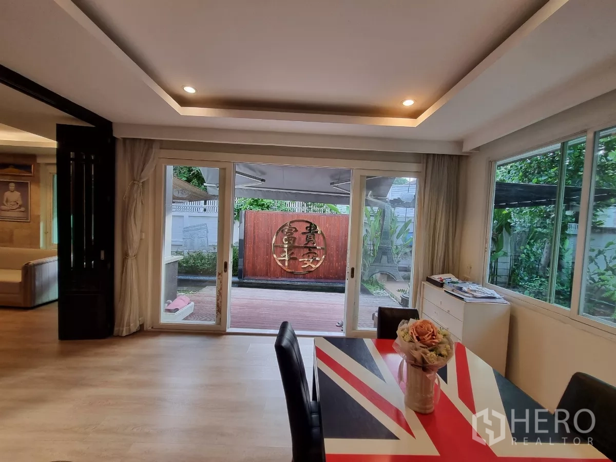独立式住宅 出租在Bang Kapi, Bangkok - 餐区通过推拉门通向露台与水景。